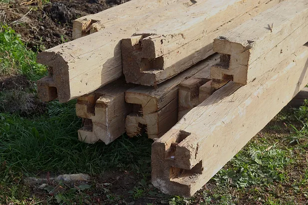 Detail starého ručně tesaného trámu s dlabem