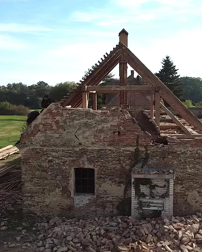 Kamenné hospodářské stavení s krovem, záběr z dronu