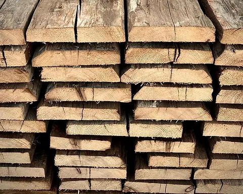 Po: vytříděná podlahová prkna srovnaná do úhledného stohu