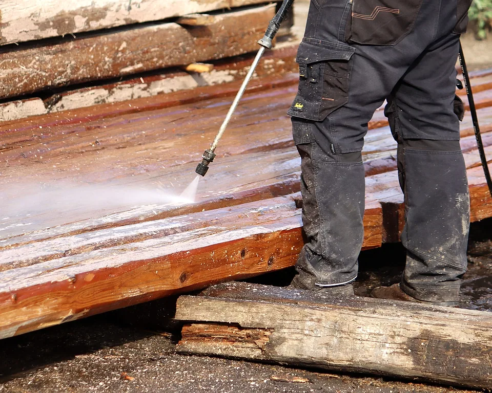 Stará prkna čištěná tlakovou vodou